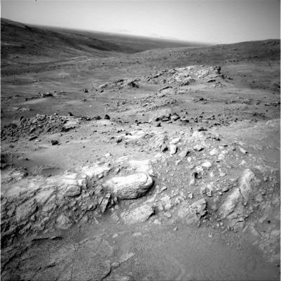 Panorama and rocks - Sol 462 (2)
Che cosa, a parte la nostra - possibile - "inettitudine" ci impediva (e ci impedisce!) di ricostruire questo panorama globale? Nulla di eclatante, solo i dettagli.

Già, proprio così: i dettagli. Per dettagli intendiamo rocce isolate o ammucchiate le une sulle altre; rocce dalla forma acuminata o smussata; dunette gonfie e tozze o magari lisce ed allungate.
Dettagli.
Ebbene i "dettagli" delle immagini che arrivano da Spirit, non combaciano - davvero - quasi mai.
Non ci credete? Provate Voi stessi a costruire un panorama di Husband Hill lavorando sulle immagini che si riferiscono ai medesimi scorci, sia che arrivino da Soles diversi, sia che arrivino dallo stesso Sol: noterete subito che i dettagli NON combaciano praticamente mai, dunque: qualcosa, sulla superficie di Marte, si muove.

E non è - solo - il Rover!
Parole chiave: Mars Panorama - Mars rocks, sand and debris