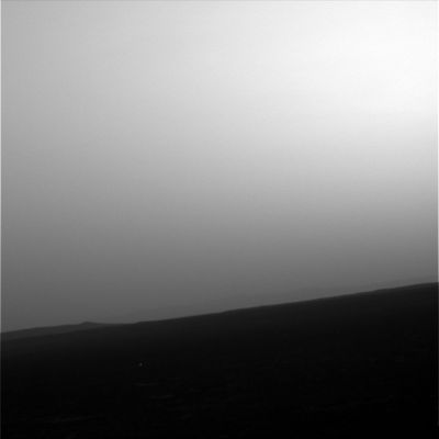 Sunset on Gusaev Crater: a late picture
Le lontane (e nebbiose, in teoria...) colline che la PanCam di Spirit vede in lontananza, riprese alle ore 18:13:41 MLT: un'ora tarda per scattare fotografie ma...la qualità dell'immagine è (sembra) perfetta eppure il Sole è già tramontato! Ricordate quello che abbiamo detto nella Sezione "Mars in the '70's"? 
Per un'atmosfera sottile come i "dati ufficiali" dicono, il pieno giorno di Marte dovrebbe già mostrarci un cielo scuro (quasi nero...) ed invece siamo in serata ed il cielo Marziano è ancora chiaro e (almeno apparentemente) luminoso. Anche la 'canonica' foschia da 'polveri in sospensione' sembra essere assente.
Forse le fotografie - come noi stessi riconosciamo - non sono una prova 'probante', ma noi non crediamo che sarebbe possibile ottenere immagini simili se i dati 'ufficiali' sull'atmosfera Marziana - così come comunicati dalla NASA - fossero in tutto e per tutto esatti.
Quindi: 1) o le immagini sono 'ritoccate', o 2) l'atmosfera di Marte non è affatto sottile come si dice.

Voi che dite?!?
Parole chiave: Mars Panorama