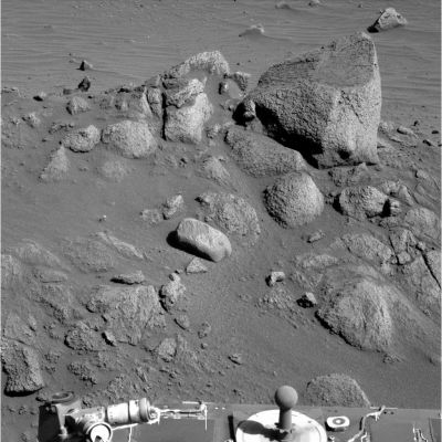Stones around Spirit (Sol 464) - 4
Un solo commento, a chiusura di questo piccolo panorama in 4 frames: le immagini ottenute con la PanCam (scusateci ma non ricordiamo se questo commento è già stato fatto in passato), a prescindersi dal filtro/colore utilizzato, sembrano non avere nè spessore, nè profondità.
E' una scelta deliberata del NASA-Team oppure una semplice (ed inevitabile) caratteristica dei frames PanCam?

Noi non ne abbiamo idea. E Voi?!?
Parole chiave: Mars rocks, sand and debris
