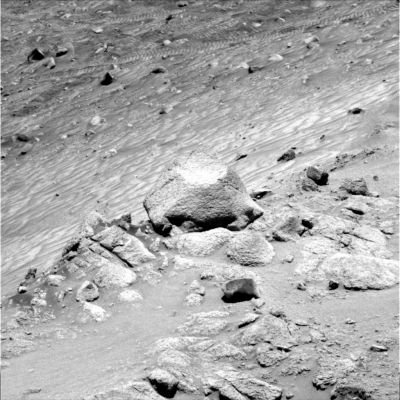 Is this a "rock"?!? (1)
Un nuovo esempio di 'roccia anomala' ci arriva dal Sol 472 di Spirit (frame ottenuto usando il filtro/colore n. 2). 
La 'Singolarità' - chiamare questa "cosa" in maniera diversa ci sembra inappropriato - si mostra in tutta la sua straordinaria chiarezza (e bellezza) quando osservate suo fianco Dx (Sx di chi guarda).
Questo 'oggetto' non sembra essere parte della superficie alla quale dovrebbe accedere e di cui dovrebbe essere parte.
Questo 'corpo' è appena (e leggermente) poggiato sul suolo Marziano e, se osservate con attenzione, sembra addirittura che NON tutta la sua base poggi sulle sabbie di Husband Hill! Se, inoltre, portate l'immagine a full-size e poi controllate il lato Dx dell'oggetto, dovreste notare che c'è un'ombra anomala che sembra svilupparsi verso l'esterno (ombra anomala o difetto dell'immagine?).
Tentativo di censura? Un'Anomalia della (e nella) Anomalia? 

Andiamo a guardare il frame successivo!
Parole chiave: Mars rocks, sand and debris - Controversial image