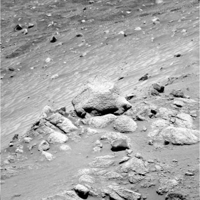 Is this a "rock"?!? (3)
Immagine ottenuta usando il filtro/colore n. 4.
La sostanza non cambia e neppure le nostre considerazioni su questo oggetto che 'sembra' essere una roccia.

Guardate e valutate Voi stessi: nel silenzio della NASA e delle Istituzioni che potrebbero (e dovrebbero) parlare e dirci qualcosa - ma non lo fanno, anzi... - ogni ipotesi è accettabile.
Parole chiave: Mars rocks, sand and debris - Controversial image