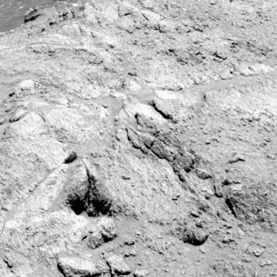 Hungry days... (1)
Sol 474, immagine ripresa usando il filtro/colore n. 2. L'oggetto? Una delle solite "rocce anomale" sulle quali ci interroghiamo da mesi. In questo caso la "roccia" presenta una frattura che la fa assomigliare ad una 'bocca aperta' ed in attesa di ricevere del cibo (da cui il titolo dell'immagine).
Guardate ora le riprese successive, ottenute usando i filtri 7 e 3 (spettacolare il livello di dettaglio del frame ottenuto usando il filtro 7!).
Parole chiave: Mars rocks, sand and debris - Controversial image