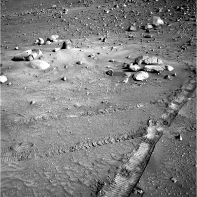 Just a look around, on Sol 476 (1)
Abbiamo già parlato tante volte di rocce Marziane posizionate in maniera tale da far supporre "recenti" mutamenti di paesaggio (laddove, come ne siamo tutti consapevoli, nel termine "recenti" ci possono stare, tranquillamente ed allo stesso modo, giorni, mesi, anni o ere). In questi tre frames (relativi al Sol 476 e che sono stati ripresi fra le 15:22 e le 15:24 MLT) - a nostro modo di vedere - ci sono molte rocce che posizionate in maniera tale da far pensare ad 'aggiustamenti' dell'area decisamente recenti. 
E non stiamo proprio pensando a millenni o secoli (anch'essi, comunque, 'tempi recenti' - geologicamente parlando).
Parole chiave: Mars rocks, sand and debris - Controversial image