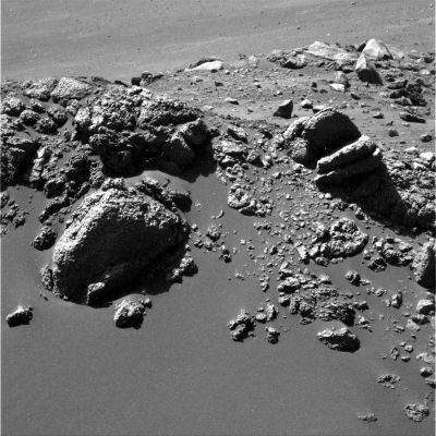 The 'usual unusual' rocks, on Sol 477 (1)
Ci risiamo: in questi frames relativi al Sol 477 di Spirit abbiamo un campionario di rocce anomale.
Rocce dalle forme sempre più bizzarre (alcune ci ricordano dei grandi cactus...) e rocce caratterizzate dalle 'solite' - inspiegabili - fenditure che ora ne percorrono l'intera circonferenza ed ora ne definiscono l'intera altezza e/o lunghezza.
Il tutto senza dimenticare la presenza di 'buchi', apparentemente recentissimi e, nostra ignoranza a parte, geologicamente molto difficili - se non impossibili - da spiegare. L'area ripresa dal Rover è quella che viene tecnicamente definita come 'hollow', ossia un piccolo cratere (o anche un fosso poco profondo o - come in questo caso - una modesta depressione del terreno) ripieno di sabbie e polveri sottilissime.

Buona passeggiata!...
Parole chiave: Mars rocks, sand and debris - Controversial image