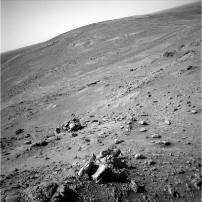 Anomalous outcrop - Possible Anomaly
Guardate con attenzione, dopo aver portato l'immagine sino al full size, l'outcrop posto in primo piano, al centro dell'immagine. Sulla roccia piatta e dalla forma vagamente rettangolare (sembra una 'valigia' di pietra...), quasi a ridosso dell'ombra, ma ancora nella parte in luce, ben visibile, c'è qualcosa. Un piccolo rilievo. Noi abbiamo operato qualche ingrandimento e, usando un modesto software, abbiamo ingrandito il dettaglio mantenendolo in termini accettabili di nitidezza. Il "piccolo rilievo" è, in realtà, un qualcosa che è "poggiato" sulla roccia. Si: poggiato. E forse siamo anche riusciti ad identificare questo 'qualcosa'. 
Si tratta di un 'corpo' che abbiamo già visto in passato (guardate il frame "One and the Same", pubblicato nelle Sezioni "Mars Spirit Anomalies" e "Mars Opportunity Anomalies").
Se la nostra sensazione si rivelasse esatta, allora le implicazioni che potrebbero derivare da questa immagine sarebbero davvero notevoli (e sconcertanti...).
Parole chiave: Anomalous rock formation - Controversial image