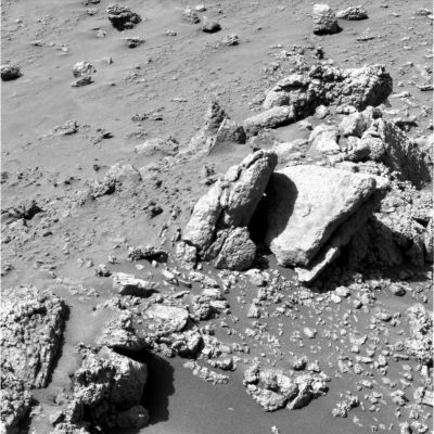 Anomalous outcrop - Possible Anomaly
Due Soles più tardi (il frame precedente era del Sol 480 mentre questo è relativo al Sol 482), la PanCam di Spirit - alle ore 12:57:01 MLT - riprende ancora questo curioso outcrop. La possibile Anomalia ora è più vicina alla camera e dunque la si può vedere meglio: non notiamo nessun mutamento di posizione dell'oggetto, ma la sensazione che si tratti di un corpo 'poggiato' sulla roccia piatta, rimane. Estremamente anomale si rivelano - e lo constatiamo con ampio dettaglio - le formazioni rocciose che sembrano formare delle 'escrescenze' sul macigno posto in posizione inclinata alla Dx dell'oucrop (Sx dell'immagine) e che proietta ombra sul masso piatto. Un'ombra anch'essa anomala: notate lo 'sbuffo' (piuttosto squadrato) di luce che appare nel pieno della parte in ombra della roccia piatta? 
E non è tutto. Se portate l'immagine full-size e poi provate ad elaborare le 'escrescenze rocciose' di cui Vi dicevamo, noterete una serie di possibili Anomalie davvero impressionante.

Ma cosa stiamo guardando?!?
Parole chiave: Anomalous rock formation - Controversial image