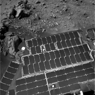 Re-charging near the outcrop (2)
Ripresa ottenuta dall'occhio Dx della NavCam. Sono le 13:01:15 MLT.
Parole chiave: Mars rocks, sand and debris - Controversial image