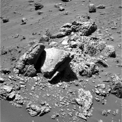 The unusual outcrop and the disappearing light (5)
Ora sono le 11:28:28 MLT. 
Siamo passati all'occhio Dx della PanCam (quindi l'occhio, per così dire, posto nella posizione "migliore" per vedere la macchia di luce sulla roccia Marziana - che si trova sulla Sx della PanCam stessa), il filtro/colore è il n. 1 e...La macchia di luce SPARISCE!
E' un effetto del cambiamento di prospettiva? In realtà potrebbe essere così, ma se sovrapponiamo le immagini ci renderemo conto che il cambio di prospettiva è troppo leggero per causare la completa sparizione di una chiazza di luce grande come quella che abbiamo visto nei primi 4 frames.

E allora?
Parole chiave: Mars rocks, sand and debris - Controversial image