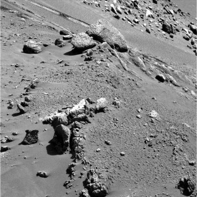 Coated rock: possible Anomaly - Sol 485 (3)
Usando il filtro/colore n. 7 la nostra Anomalia, semplicemente, sparisce! Capite sempre meglio il motivo per il quale, a rischio di risultare noiosi e ripetitivi, noi continuiamo a "martellare" i Lettori sull'importanza e, allo stesso tempo, sul cattivo uso che viene fatto - a nostro modesto parere, ovviamente - dei colori, dei filtri e, in generale, delle tecnologie impiegate per 'raffigurare' Marte?
Quante Anomalie sono, in fondo, "VERE" e quante, invece, sono il frutto di un uso discutibile (o comunque oscuro e caotico) delle tecnologie disponibili?
Parole chiave: Mars rocks, sand and debris - Highly Controversial image