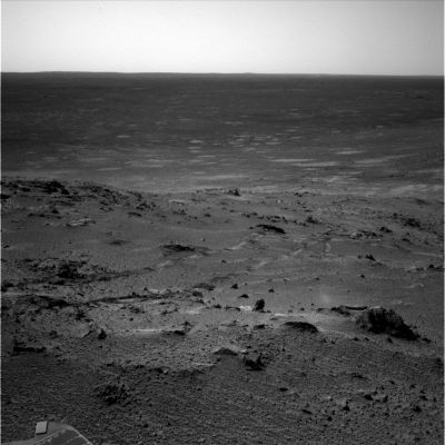 Panorama - Sol 487 (1)
Quasi dalla sommità di Husband Hill, Spirit getta un'occhiata alla pianura sottostante ed ai vicini rilievi. Il paesaggio di Gusaev Crater, in questa ripresa effettuata intorno alle 15 MLT, si mostra in tutta la sua straordinaria unicità: gli outcrop che costellano i dintorni del Rover sono ben definiti, chiari ed imperscrutabili (come al solito); le rocce dalle forme sfuggenti e, talvolta, ingannevoli, si sprecano e, nel frame (2), anche in lontananza - per chi ha colpo d'occhio ed amore per il particolare - si riesce a vedere qualcosa che si può definire (quantomeno) strana...

Buon lavoro!
Parole chiave: Mars Panorama
