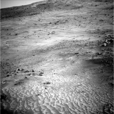 Panorama of rocks, distant horizons and outcrops - Sol 488 (5)
Da questo frame, si direbbe che si tratta di vere e proprie 'dunette' le quali si sono andate a formare in un'area leggermente più riparata dal vento e quindi più idonea affinchè si formino dei "ristagni" di sabbie e polveri i quali vengono poi modellati in questo modo dalle brezze e dai refoli che si insinuano in questa zona di Husband Hill.
Notate, sullo sfondo, dietro ad ognuna delle centinaia di rocce (anche le più piccole!) fotografate da Spirit, le cosiddette 'Wind-Tails" (lett. "code di vento"), ossìa le 'strisce' di sabbia e di polvere che si formano sui lati sottovento dei rilievi superficiali e che ci indicano la direzione dei venti stessi rispetto al suolo).
Parole chiave: Mars rocks, sand and debris