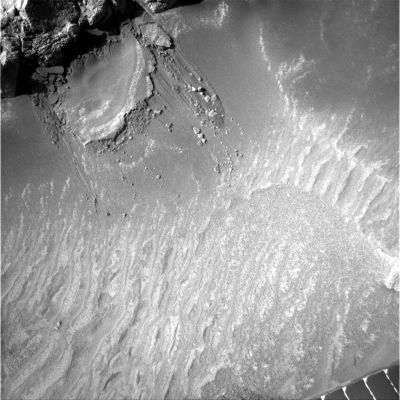 Panorama of rocks, distant horizons and outcrops - Sol 488 (7)
Dettaglio dell'area che ha subìto un recentissimo 'cedimento' (una mini-frana) e di cui abbiamo già detto in precedenza. 
Secondo le nostre valutazioni, riteniamo supportate da quanto visibile anche in altri frames e da quanto detto dallo Science Team NASA in sede di commento alle attività scientifiche svolte da Spirit in questo periodo, si tratta di una frana provocata dal braccio stesso del Rover.
Se non fosse così, allora le nostre domande circa le possibili ragioni di crepe, cedimenti del terreno e, in generale, "segni di attività superficiale recente", troverebbero una ragione in più per essere prese in maggior considerazione da altri Ricercatori che si occupano del periodo geologico che Marte sta attualmente vivendo.
Parole chiave: Mars rocks, sand and debris - Controversial image