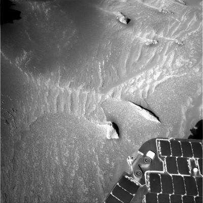 Stones and "Wind-Tails" or small ships lost at sea?
Se non sapessimo che questo è Marte e che stiamo guardando a poche decine di cm di distanza dal Rover, potremmo anche pensare che quello che vediamo è, in realtà, il panorama di una piccola zona di mare, ripresa dall'alto di una scogliera. 

Usando un pizzico di fantasia, infatti, noi vediamo una spiaggia, un mare in parte tranquillo ed in parte appena mosso ed increspato dal vento sul  quale ci sono alcune imbarcazioni che scivolano sull'acqua e si lasciano  alle spalle una scia di spuma...
Potere della Fantasia!
Parole chiave: Anomalous rock formation - Controversial image