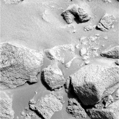Close-up on an ancient artifact? (2)
Questo processo di riconduzione di un qualcosa di nuovo ad un qualcosa di non nuovo, viene eseguito mediante associazioni (logiche, visive, tattili etc.). Gli occhi "suggeriscono", il cervello "interpreta" usando la migliore ed unica banca dati che ha a disposizione: la nostra memoria.

L'associazione più frequente, in questo campo, è l'associazione visiva: è grazie ad essa che una roccia rotondeggiante può diventare una pentola o un vaso, una roccia squadrata può conforndersi con un mattone ed una fila di pietre di dimensioni similari si può trasformare in una recinzione o in una porzione di costruzione ormai in rovina.
Questo naturalmente non vuole assolutamente dire che sia impossibile imbattersi davvero, prima o poi, in un rudere (ossìa in un 'artifact') di qualche tipo. 
Quanto Vi abbiamo raccontato vuol solo dire che i nostri occhi e la nostra testa, quando lavorano insieme, possono fare grandissime cose, ma possono anche guidarci verso delle sviste clamorose e brucianti, quindi... Prudenza, sempre!
Parole chiave: Mars rocks, sand and debris