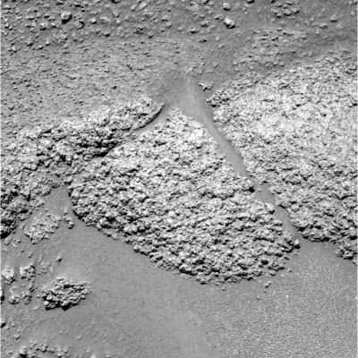 Sand and dust - Sol 495 (1)
Il suolo di Marte, da distanza ravvicinata, ci mostra un volto che sembra ricordare i terreni posti in prossimità delle spiagge. Attenzione: non la spiaggia vera e propria, bensì quella zona che si trova - di regola - alle spalle - nelle immediate vicinanze - dell'area più sabbiosa (o totalmente sabbiosa) che si rovescia verso il mare. 
Una terreno che presenta, spesso, caratteristiche disomogenee: zone simili a pietraie e con poca sabbia (o con sabbia di tessitura più spessa e consistente rispetto alle sabbie rivierasche) che si confondono con altre zone ugualmente sabbiose e pietrose. Generalmente è in queste aree che si trovano le prime forme di vegetazione...
Parole chiave: Mars rocks, sand and debris