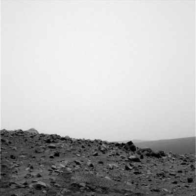 Skyline - Sol 504
Incontabili le rocce dalle forme squadrate (una, diremmo, nettamente a forma piramidale...) che caratterizzano il profilo della Husband Hill. 
In qualche frangente abbiamo pensato che si potesse trattare di veri e propri 'artifacts' (come dice il Prof. Hoagland e qualcuno dei suoi 'adepti'); in altri casi abbiamo pensato a dei 'ventifacts' (ne abbiamo già parlato in passato) ed in altre situazioni ancora alla semplice prospettiva (angolo di ripresa, condizioni di luce, filtro/colore usato etc.).
La verità?

Noi non la conosciamo, però la stiamo cercando...
Parole chiave: Mars Panorama