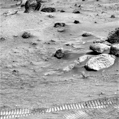 The rocks of Mars: d�j� vu?!? - Sol 510 (1)
Tre fotogrammi di rocce e detriti vari che si trovano su Husband Hill. Nulla di nuovo, quindi? Forse si. Questa volta, infatti, a parte la consueta stranezza nelle forme delle pietre Marziane, Vi segnaliamo un'altra interessante curiosità: siamo nel Sol 510, la marcia di Spirit si è spesso rallentata, ma non si è mai realmente interrotta, eppure...Eppure noi abbiamo (già da qualche tempo a dire il vero) la netta sensazione che queste ultime fotografie non sìano altro che un ennesimo remake della stessa zona, attraversata ed esplorata oltre due mesi fa. 
Ci spieghiamo meglio: basta fare qualche cambio di posizione (e relativo angolo visuale), si alternano i filtri/colore sui diversi target ed il gioco è fatto: le immagini sembra che arrivino da luoghi diversi ma, in realtà, ci troviamo sempre sullo stesso fazzoletto di terreno.
Parole chiave: Mars rocks and dunes