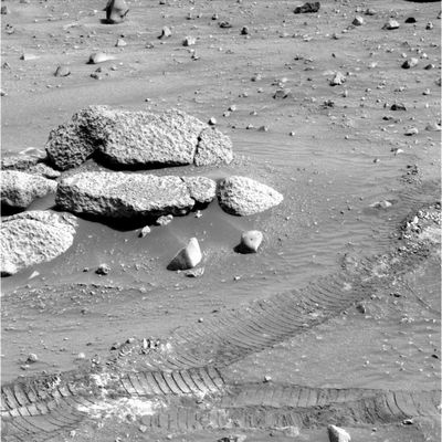 The rocks of Mars: d�j� vu?!? - Sol 510 (2)
Il che vuol dire, in altre parole, che ci sono due possibilità: 
1) Spirit è fermo (e per fermo intendiamo anche il fatto che 'girelli' un pò su se stesso, ma senza avanzare - e quindi le immagini che ottiene, volenti o nolenti, sono SEMPRE rivolte alla/sulla stessa zona) oppure
 
2) Spirit si muove, ma la NASA continua a mettere a disposizione del Pubblico solo delle immagini vecchie (in cui è stato alterato il numero di Sol nominale di riferimento).

E Voi che dite? 
A pensarci bene, visti i 'precedenti' (guardate anche le ultime immagini e le relative considerazioni svolte da noi e dal Dr. Skipper - come raccolte nella Sezione "The Moon after Apollo 17"), il sospetto che la NASA ci stia prendendo - ancora una volta, l'ennesima volta - in giro...Lievita!
Parole chiave: Mars rocks, sand and debris