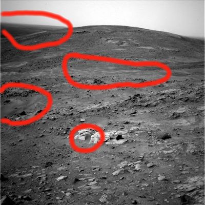 Martian "Erasers" (1)
Se avete già dato un'occhiata alle 'mostruose cancellature' fatte sul fotomosaico che rappresenta l'intera superficie Lunare, così come ripresa dalla Sonda Clementine (vedi la Sezione "The Moon after Apollo 17"), allora noterete subito che lo stesso stile 'abrasivo' e la stessa 'tecnica censoria' sono stati/e adottati/e anche in questo frame, per i dettagli del suolo Marziano in campo medio e lungo.
Se, invece, non avete ancora preso atto del 'lavoro' fatto dai Militari sulle immagini Clementine, allora Vi suggeriamo di andare subito a dare un'occhiata: le mutilazioni della 'Luna secondo Clementine' Vi saranno di aiuto per capire prima e meglio che, nonostante le facce sorridenti e rilassate dei Tecnici NASA, qualcuno - dopo la Luna - adesso continua a 'piallare ed offuscare' anche le vedute del Pianeta Rosso...

(le aree maggiormente 'piallate' le abbiamo cerchiate in rosso)
Parole chiave: Mars Panorama - Controversial