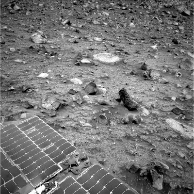 More anomalous rocks around Spirit (1) - Sol 516
Accanto ai pannelli solari, circa al centro dell'immagine, c'è un sasso di colore scuro e dalla forma curiosamente ricurva ed improbabile. Curioso, ma è solo uno dei tanti corpi anomali che vengono quotidianamente individuati e ripresi dagli occhi del Rover: oggetti che, nella loro assoluta atipicità, potrebbero costituire dei preziosi tasselli nel mosaico che, un giorno, descriverà la storia, il presente ed il futuro di Marte.
Parole chiave: Mars rocks, sand and debris