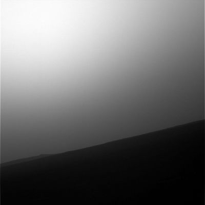 Panorama - Sol 518 (2)
Anche in questo frame si intravedono dei corpi puntiformi luminosi nella pianura di Gusev Crater, ma non siamo in grado, onestamente, di dirVi di che cosa si possa trattare. Certo, non è la prima volta che individuiamo sorgenti luminose puntiformi all'imbrunire (guardate le Sezioni dedicate alle Anomalie di Spirit ed Opportunity, per avere degli esempi), ma in passato la 'colpa' di questi riflessi apparentemente metallici è stata sempre data agli Scudi Termici (Heat-Shields) ed alle Back-Shells delle due Sonde. 
Una scusa fortunata e suffragata da qualche elemento fattuale oppure la verità? Ognuno può giustamente pensare quello che vuole, in mancanza di prove certe e definitive; noi, dal canto nostro, Vi diciamo che in questi frames si vedono effettivamente delle 'lucine sospette' - tipo quelle che Armstrong vide sulla Luna "...in or a above a not too distant crater..." durante la prima e storica Passeggiata Lunare (Apollo 11) - le quali, ad un esame del frame NON sembrano essere tutte dei photo-artifacts.
Parole chiave: Mars Panorama