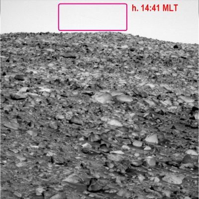 In (fast!) transit! (context image) - Sol 519
Un nuovo ed importantissimo dettaglio (colto con la consueta bravura ed attenzione dal Dr Gianluigi Barca) che ci dimostra, ancora una volta, che il Cielo di Marte non è sempre "quiet and still": qualcosa - infatti e spesso - si muove.

Ma di che cosa si tratta?

Si tratta, in questo caso, di un modesto - e, come vedrete nel detail mgnf - leggeremente irregolare nel moto - "dark streak" il quale, a nostro parere (ed una volta esclusa la possibile origine da photoartifact), può suggerire il transito veloce di un corpo puntiforme (ma solo a causa della sua distanza dal Rover: non abbiamo elementi, infatti, per ritenere che si tratti effettivamente di un corpo "piccolo" e vicino - potrebbe ben trattarsi anche di un corpo di media dimensione a media distanza o di un oggetto grande a grande distanza!) nel campo visivo di Spirit.

Un "Martian Bird", magari? Un "UFO"? O forse un micro-meteorite che sta per schiantarsi e che evidenzia una traiettoria radente?

Voi che dite?!?...


Parole chiave: Martian Sky - Extremely Controversial Frame