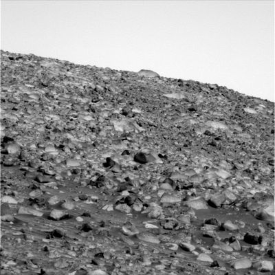 Rocks, boulders and dust on the way to the Summit (2) - Sol 519
Molto interessante - in prospettiva - il boulder che si vede, abbastanza chiaramente, sulla linea dell'orizzonte a circa metà del frame. A giudicare dalla forma e dal colore, diremmo che si tratta di una replica del macigno battezzato "Adirondack". Ve lo ricordate?!?
Parole chiave: Mars rocks, sand and debris