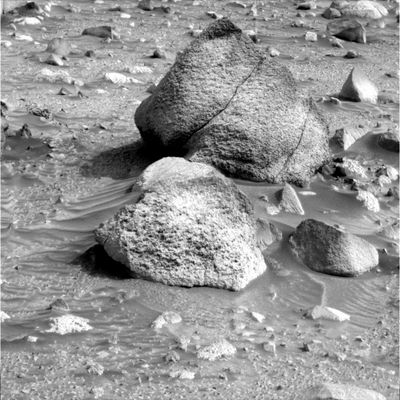 Rocks, boulders and dust on the way to the Summit (7) - Sol 519
Perdonateci una piccolissima nota di commento per quest'ultimo frame della panoramica relativa al Sol 519 ma si tratta, a nostro parere, di un rilievo abbastanza interessante. Osservate attentamente il macigno di forma triangolare (almeno dal punto di vista dell'Osservatore...) che domina l'immagine e soffermateVi sulle due crepe che lo caratterizzano. Quante altre volte abbiamo notato e stigmatizzato la presenza di crepe, fessure e/o fratture vere e proprie che 'tagliano', letteralmente, alcuni grandi macigni Marziani? Com'è possibile che questa caratteristica esterna delle grandi rocce di Marte sia così comune? Come mai tanti macigni si spaccano sempre allo stesso modo? 
Questa domanda può sembrare accademica e vagamente oziosa, ma non lo è. 'Bisogna cercare le simmetrie' - dice il Prof. Hoagland - e noi siamo d'accordo con lui, con una piccola aggiunta: bisogna cercare - anche! - le caratterizzazioni ripetitive. 

Dobbiamo capire come mai i macigni di Gusev Crater si spaccano come fossero gusci vuoti...
Parole chiave: Mars rocks, sand and debris - Controversial image