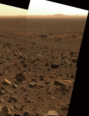 Looking at Husband's Summit - Sol 519 (Natural Colors; credits: NASA/JPL-Caltech)
Ed ecco, così come accennavamo in sede di commento al sub-frame precedente, l'accecante biancore che, unito alla nebbiolina Marziana, copre, in parte, i rilievi più lontani di Gusev Crater e conferisce a questa visione un quid di vagamente 'familiare'.
Una bella immagine, ripetiamo, decisamente (ed almeno in accordo ai nostri mezzi ed alle nostre competenze ed esperienze) più realistica di quelle - svariate - ricostruzioni in pseudo-colori-quasi-veri che hanno caratterizzato le produzioni NASA degli ultimi mesi.
Parole chiave: Mars Panorama - Mars rocks, sand and debris