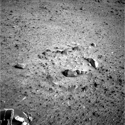 An extremely anomalous stone - Sol 520
Una curiosa ed interessante formazione di rocce di piccole dimensioni, a circa un paio di metri dal Rover. Un frame interessante, da studiare con molta attenzione. Volete un piccolo "aiuto"? Guardate la roccia più scura, quella più vicina al Rover (diremmo ad ore 6 del frame): non notate nulla? Guardate verso la sua base e Vi accorgerete subito che c'è un'ombra ben visibile che 'tradisce' la natura anomala di questo pseudo-sasso il quale sembra addirittura star sollevato da terra!

E allora, dato che i sassi possono rotolare ma NON levitare, possiamo ragionevolmente supporre che questa sua stranissima configurazione è indice 1) del fatto che esso è totalmente ed uniformemente eroso alla sua base o 2) del fatto che esso è cavo (è un guscio?!?).

Inutile dire che entrambe queste ipotesi sono (a dir poco) suggestive ma non azzardate (considerando i dati in nostro possesso).
Parole chiave: Mars rocks, sand and debris - Highly Controversial image