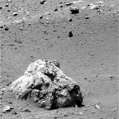 Lonely Boulder - Sol 521
Un'immagine che si commenta da sola: siamo ad un paio di metri da un macigno di dimensioni alquanto consistenti il quale, anche ad un occhio non esperto, si caratterizza per l'essere 'diverso' da tutte le altre rocce che lo circondano e che vediamo in questa zona.

Sarà un ejecta, dunque? Probabilmente si...
Parole chiave: Mars rocks, sand and debris