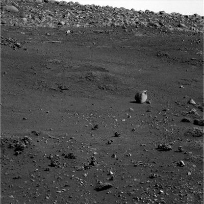 A "lonely, big and unusually-shaped" Boulder - Sol 524
Non pensiamo che sia necessario fare troppi commenti per attrarre la Vostra attenzione sul boulder a forma di 'becco di rapace' che vediamo in questo frame, distante una ventina di metri dal Rover Spirit.
Una domanda, tuttavia, ci sembra opportuno porla, sia a Voi, sia a noi stessi: ma da quanto tempo questa stranissima roccia si trova in quel punto? La nostra risposta, osservando i dintorni del boulder ed il boulder stesso, è scontata: pochissimo tempo! 
Ora, se questa 'congettura' è vera, adesso dobbiamo chiederci da dove è arrivato il 'Becco d'Aquila' che vediamo così bene...


Parole chiave: Mars rocks, sand and debris - Controversial image