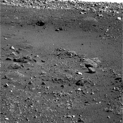 Panorama - Sol 524 (4)
Il Panorama Marziano prosegue, ma ora - anzi: a cominciare dal frame precedente - abbiamo iniziato a guardare "attraverso gli occhi della PanCam" e, come pensiamo avrete subito notato, tutto il paesaggio pare essersi trasformato in termini di nitidezza, luminosità e contrasto.
La causa?
Probabilmente va ricercata nelle ottiche usate dalle due camere, nonchè nel tipo di filtri/colore impiegati e nella loro posizione rispetto al suolo. Per Vostra informazione, lo scarto di tempo fra l'ultimo frame NavCam che Vi abbiamo proprosto ed il primo frame PanCam (il 'Becco d'Aquila') è pari a circa 6 minuti (15:05 - 15:11 MLT).

Parole chiave: Mars Panorama - Mars rocks, sand and debris