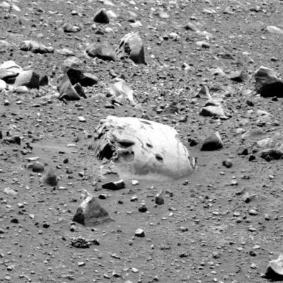 Boulders (1) - Sol 525
Ancora due esempi per quattro frames che vogliono dimostrarci sempre meglio - semmai ci fossero ancora del Lettori dubbiosi - quanto sìano ingannevoli gli effetti sul paesaggio causati dal cambio di filtro/colore ed altresì quanto sono 'curiose' le forme e le caratteristiche della grande maggioranza delle rocce Marziane.
Cominciamo da questo macigno chiaro di modeste dimensioni e quasi del tutto sepolto. Notate sia le 'macchie' che si trovano sulla sua superficie (le quali NON sono opera del RAT-->Rock Abrasion Tool), sia le altre rocce sullo sfondo ed in particolare quella visibile sulla verticale del boulder posto in primo piano. Questo frame è stato ottenuto dalla Left PanCam alle 12:54:13 MLT usando il filtro/colore n. 6.
Parole chiave: Mars rocks, sand and debris