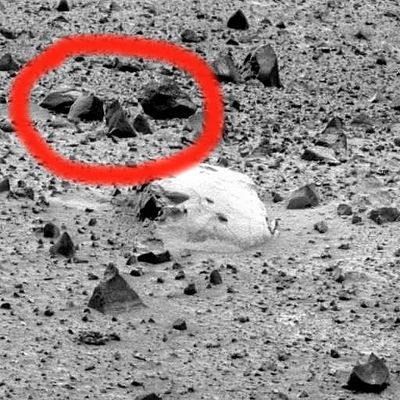 Boulders (3) - Sol 525
Il gruppo di rocce posto alle spalle del boulder chiaro ed interrato sul quale � centrata l'immagine, situato verso il margine Sx del frame, si � - lasciateci usare questa espressione un p� forte ma crediamo efficace -, in pratica, "riconfigurato". In particolare, la quarta roccia da Sx (di forma allungata), si � nettamente AVVICINATA alle altre tre che si trovavano all'estrema Sx del frame, addirittura COPRENDONE una (quella che, in origine, era la terza da Sx e la pi� piccola)!
Provate ad affiancare i due frames e vedrete, oltre a questa "Svista Prospettica", anche altri dettagli che non vanno: p.e. noterete che la prospettiva di altre pietre, nonostante lo shift (o presunto tale) NON � cambiata e noterete pure che alcune piccole rocce (dei 'sassetti') sono sparite. Noterete tante cose che, alla fine, Vi guideranno - ancora una volta - verso l'articolo pubblicato su NEXUS (Sweet Clementine) e sul WARNING che lampeggia costantemente sul Sito Lunar Explorer Italia.

Attenzione: che cosa stiamo guardando?
Parole chiave: Mars rocks, sand and debris - Highly Controversial image