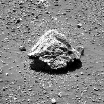 Another Big Boulder (1) - Sol 525
In questo frame, ottenuto dalla Right PanCam alle ore 13:03:55 MLT, usando il filtro/colore n. 1, c'è un grosso macigno dalle caratteristiche molto semplici da notare e memorizzare.
Il macigno che vedrete nel prossimo frame - e che SEMBRA lo stesso che vediamo ora - è davvero lo stesso?
In teoria, si. In pratica, noterete che alcuni dettagli della sua morfologia sono (inspiegabilmente) cambiati. Colpa - ancora una volta - dello shift prospettico e del cambio di filtro/colore?

A Voi il compito di guardare, valutare e decidere...
Parole chiave: Mars rocks, sand and debris - Controversial image