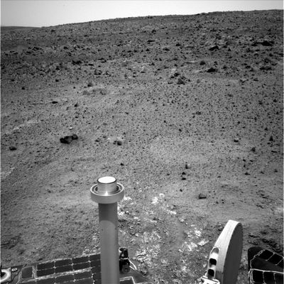 The rocks and boulders around Spirit (1) - Sol 529
Si tratta di una costante, ormai, per il Rover Spirit: guardarsi attorno e scoprire rocce dalle forme sempre più improbabili che lo circondano e che, analizzando le immagini sequenzialmente e cercando altresì di costruire una 'piantina' della zona, sembrano "cambiare posizione" con una certa rapidità e frequenza.
Vi abbiamo già proposto qualche vizio di prospettiva il quale, a nostro parere, è indice del fatto che le immagini sono in qualche modo alterate. In questa serie di frames relativi al Sol 529 Vi suggeriamo di osservare con attenzione le rocce poste a media distanza dal Rover e, a titolo di curiosità , Vi invitiamo a notare e sottolineare non solo la loro enorme diversità (abbiamo 'rocce rivestite' - coated rocks - e rocce lisce - smooth rocks -; rocce porose - porous rocks - e rocce apparentemente compatte e di possibile origine vulcanica - igneous rocks - e così via), ma anche la loro riflettenza o albedo.
Parole chiave: Mars rocks, sand and debris