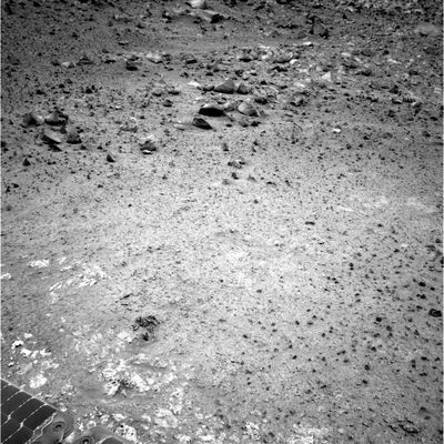 The rocks and boulders around Spirit (2) - Sol 529
Un panorama sempre più eterogeneo, in cui anche gli outcrops sembrano fare a gara nel differenziarsi fra loro e poi nel 'cambiare aspetto', laddove confrontati a distanza di qualche Sol.
Che dire?
Sulla differenza di forme e di fogge, possiamo sempre ricordare a Voi ed a noi stessi che la Natura si esprime in maniere infinite; idem dicasi per le eclatanti differenze di albedo fra le varie superfici riprese dalle camere di cui il Rover è dotato.
Per quanto attiene i presunti "movimenti" di alcune rocce (ma comunque NON poche...) non possiamo far altro che invitarVi a fare quello che, ogni giorno, cerchiamo di fare noi: osservare, confrontare e cercare spiegazioni. 
Pragmatismo, razionalità e cautela vanno rigorosamente mantenute/i, assieme ad un'eccellente e costante apertura mentale: le risposte (magari non tutte, ma sicuramente una buona percentuale) arriveranno, prima o poi, e di questo siamo tutti convinti.
Parole chiave: Mars rocks, sand and debris