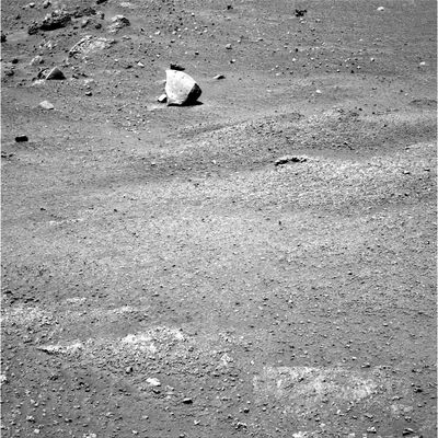Focus on the Martian Rocks (5) - Sol 534
La riconoscete? L'abbiamo già vista - dal medesimo angolo visuale - nelle riprese del Sol 530.
Spirit è fermo?
Parole chiave: Mars rocks, sand and debris
