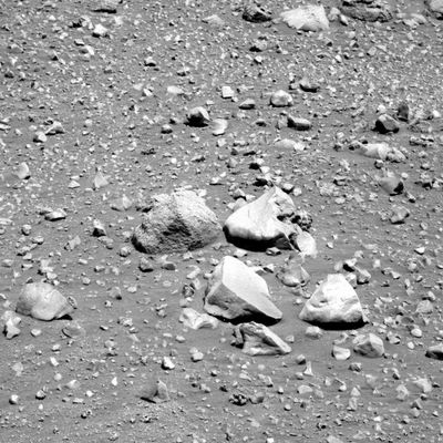 Extra-flat Rock (2) - Sol 534
(Left Panoramic Camera Non-linearized Sub-frame EDR acquired on Sol 534 of Spirit's mission to Gusev Crater at approximately 13:46:56 Mars local solar time, camera commanded to use Filter 7)
Parole chiave: Mars rocks, sand and debris - Controversial image