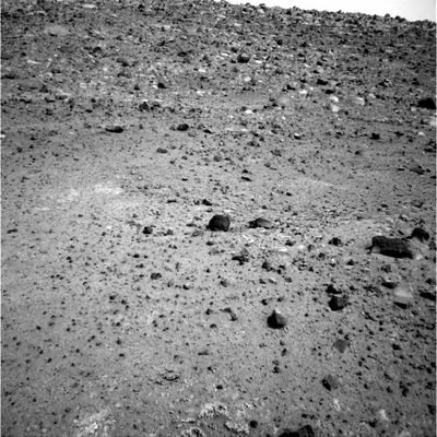 Around Spirit, on Sol 536 (1)
Quante volte abbiamo avuto la sensazione del "déjà vu" con i panorami e le rocce di Marte? Noi tantissime e, forse, anche per Voi è stata/è la stessa cosa. 
Ancora un caso (l'ennesimo) di "prevenzione" verso la NASA e di "cultura del sospetto"?

L'onestà intellettuale che deve sempre informare il nostro lavoro ci dice di si: effettivamente abbiamo maturato - ormai - una diffidenza di fondo nei confronti della NASA che è davvero enorme e di questo, verso Voi Lettori, ci scusiamo. Ma, se ci permettete, dobbiamo anche dire che la NASA, da parte propria, non ha fatto e non fa nulla per dissipare, almeno in parte, questa diffidenza che - comunque - non è di certo solo nostra, anzi. 
Parole chiave: Mars rocks, sand and debris