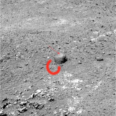 "Airplane" or "Cross-like" drawing on a stone (1) - Sol 539
Un dettaglio davvero molto suggestivo e decisamente intrigante è stato raccolto dall'eccellente occhio dell'Amico Massimo GRANZO: siamo durante il Sol 539 e, mentre dalla Terra stanno cercando di decidere che strada seguire per raggiungere il Summit di Husband Hill, la Left PanCam del Rover coglie, alle 14:11:48 MLT, uno dei soliti boulder che costellano l'intero paesaggio Marziano. Ma questo boulder, come ha notato il Sig. Granzo, possiede una caratteristica davvero peculiare che lo rende, nel suo genere, unico: si tratta del curioso "disegno", di colore chiaro, che spicca sulla sua sommità. Una sorta di aereo, come lo disegnerebbe un bambino, o una specie di croce. 
Come ben sapete, in casi come questi, ognuno può decidere di vedere quello che vuole ma, ad un'analisi più dettagliata del frame, sono apparsi altri particolari interessanti. Eccoli:
1. lo "sbuffo" bianco, alla base del boulder - e che abbiamo evidenziato con la cerchiatura rossa - costituisce un rilievo tecnicamente impossibile...
Parole chiave: Mars rocks, sand and debris - Controversial image