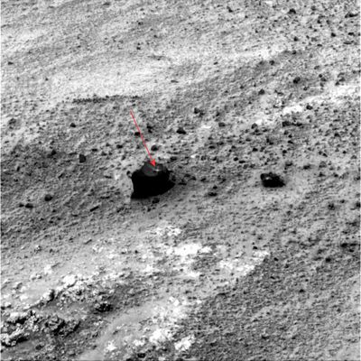 "Airplane" or "Cross-like" drawing on a stone (3) - Sol 539
Il disegno presente sulla sommità del boulder, secondo noi, costituisce il punto superiore di un rilievo più complesso che prosegue e si completa (e quindi "è PARTE") di un qualcosa di più grande che continua sul lato del boulder alla Sx di chi guarda. In altre parole: la "croce" è solo parte di una struttura che si trova sul macigno e che comprende anche qualcosa che è stato quasi del tutto cancellato. Il cambio di filtro, poi (per il primo frame era il 5, ora è il 7 - ed entrambi i frames sono stati ottenuti alle 14:11.48 MLT), può causare "scherzi ottici" ma, in questo caso, è evidente che esso produce delle modifiche strutturali al boulder il quale cambia (in maniera inspiegabile) la sua configurazione esteriore (cioè la sua sagoma) tra un frame e l'altro.
Conclusioni: queste immagini NON sono reali. Si tratta, a nostro parere, di meri paesaggi virtuali. Tuttavia, se non siete d'accordo e pensate che si tratti di un paesaggio autentico, allora avete davanti agli occhi un caso eclatante di manipolazione.
E comunque - in piena onestà - non sapremmo proprio dire  quale delle due ipotesi sia la peggiore…
Parole chiave: Mars rocks, sand and debris - Highly Controversial image