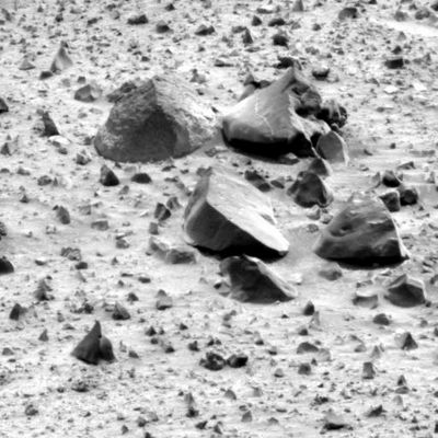 Flat-rock and more... - Sol 540
Potremmo commentare questo frame a bassa risoluzione (ma non per questo poco chiaro!) per ore, senza arrivare a nulla: noi lo proponiamo e Vi lasciamo il compito, se vorrete, di analizzare quello che si vede.
Sono solo pietre, direte Voi: certamente, sono pietre (almeno: sembrano pietre!), ma sono pietre contraddittorie, anomale e, in ultima analisi, davvero lontane dal concetto terrestre di "pietra"...
Parole chiave: Mars rocks, sand and debris - Controversial image