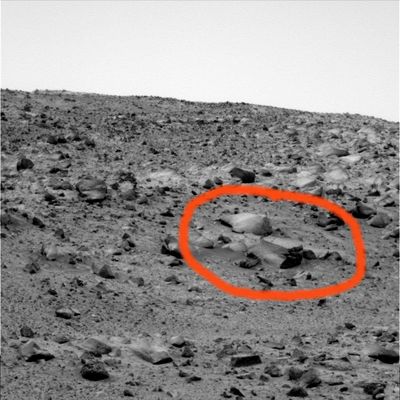 Horizon (3) - Sol 541
Osservate le rocce cerchiate in arancione: le fratture poste sul versante rivolto verso la Dx dell'immagine che la più grande di esse presenta sono decisamente recenti. La roccia piatta, di colore più chiaro, che si trova alle spalle del macigno fratturato a cui accennavamo prima sembra "cava" (e, comunque, il suo lato lontano è nettamente sollevato dalla superficie e lascia intuire uno spazio vuoto). Un'altra "roccia-guscio"?

Attenzione: questo frame, al pari dei precedenti e di quelli che seguono, contiene svariate "rocce anomale": noi evidenziamo solo quelle che ci sembrano più curiose.
Parole chiave: Mars Panorama - Mars rocks, sand and debris - Controversial