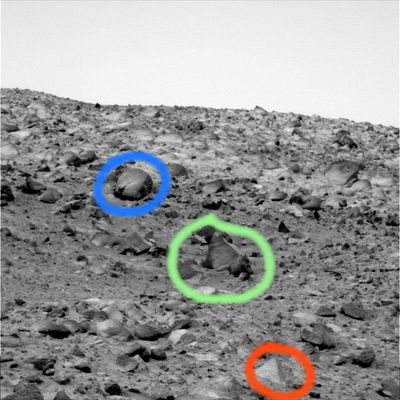 Horizon (4) - Sol 541
Roccia con cerchiatura BLU: presenta una frattura anomala sul suo lato inferiore, decisamente recente.
Roccia con cerchiatura VERDE: si tratta di un classico caso di coppia di rocce antropomorfe (specie quella più prossima al Rover).
Roccia con cerchiatura ROSSA: un altrettanto classico caso di roccia anomala che presenta una netta ed innaturale squadratura (fa parte di quelle rocce che Hoagland & Co. chiamano "artifact").

Ce ne sono, ovviamente, altre di rocce anomale in questo frame, ma Vi invitiamo a tentare di trovarle da soli (basta ingrandire il frame sino al full-size: non servono elaborazioni di sorta per vederle).
Parole chiave: Mars Panorama - Mars rocks, sand and debris - Controversial