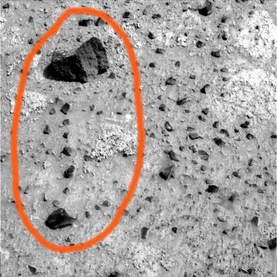 More unusual rocks from Sol 543 (2) - A "string of black pearls"
Circa un paio d'anni fa (anche se l'evento in questione occorse fra l'AD 1992 ed il 1994) la NASA, nella sua Rubrica "Picture of the Day", mostrò un'immagine della cometa Shoemaker-Levy, ormai in pezzi, mentre si dirigeva verso Giove, dove la sua corsa si sarebbe poi (e per sempre) fermata. 
I frammenti della cometa, apparentemente ordinati come una "stringa di perle", diedero il titolo al frame (che noi abbiamo pubblicato nella Sez. dedicata a Jupiter). 
Ebbene, giusto a proposito di 'stringhe di perle', anche in questo frame ne vediamo una: si tratta di una stringa di sassetti di colore scuro (che chiamiamo "perle nere"...), visibile sulla Sx del frame, la quale sembra unire la piccola roccia nera posizionata nella parte bassa dell'immagine, con il macigno più grande (che vedete invece nella parte alta).

Fantasia, ovviamente...
Parole chiave: Mars rocks, sand and debris