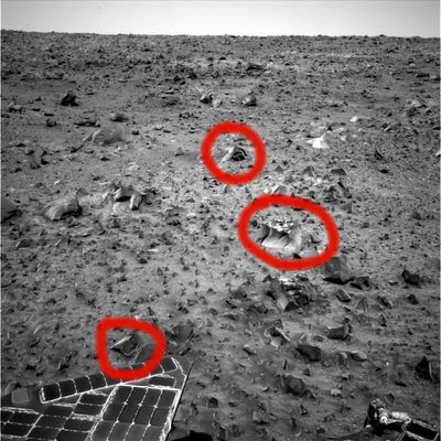 Panorama - Sol 544 (2)
Basta uno sguardo verso questo panorama per trovare, ancora una volta, un innumerevole quantitativo di rocce che presentano fratture anomale e recenti. Dimenticando per un attimo il "Warning" che continua a lampeggiare sul nostro Sito, dovremmo provare a chiederci quale possa essere la causa di questa strana "malattia" delle pietre (diciamo malattia perchè ci risulta davvero difficile immaginare una causa di questi cracks la quale possa venire totalmente attribuita al vento o ad altri fattori climatici Marziani - ma quali?!?).
Le immagini ci sono, sono migliaia e sono indiscutibili (i giochi di luce e di ombra ci vanno bene come spiegazione per tante possibili Singolarità, ma attribuire a filtri inappropriati, riflessi ingannevoli ed ombre malandrine TUTTE le Anomalie che abbiamo riscontrato in questi mesi di esplorazione Marziana ci sembra davvero un approccio "leggero" e colpevolmente semplicistico.

O no?!?
Parole chiave: Mars rocks, sand and debris - Controversial image