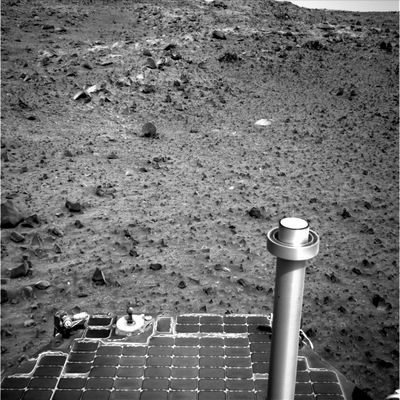 Panorama - Sol 544 (3)
Una precisazione: quando speculiamo su una possibile origine NON climatica nè geologica per spiegare alcune (moltissime, a dire il vero) delle caratterizzazioni delle rocce di Marte noi NON implichiamo affatto l'idea di "artifact", nel senso proposto dalla Scuola di Pensiero del Prof. Hoagland (e cioè, come sapete, "artifacts=residui di manufatti", cioè oggetti di uso comune e di ovvia origine artificiale). La nostra speculazione, forse ridicola e forse no, ma completamente diversa da quella di Haogland & Co. suppone che ora, oggi, su Marte, sia in corso un'attività superficiale costante la cui origine è ovviamente ignota ma che, ribadiamo, non può essere (esclusivamente) attribuita ad eventi climatici o geologici (Spiegazione Classica). 

Tale Spiegazione Classica, secondo noi, sebbene coerente con i postulati dell'attuale Scienza Positiva Consolidata, appare - immagini alla mano - molto più forzata ed improbabile di tante altre spiegazioni "esotiche" (fra cui la nostra).
Parole chiave: Mars rocks, sand and debris - Controversial image