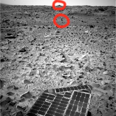 What lies ahead? (1) - Sol 548
Nella Missione di Lunar Explorer Italia, come avrete capito da tempo, non rientra l'idea di influenzare i Lettori e proporre loro delle interpretazioni pre-masticate - e quindi maggiormente digeribili - di alcuni eventi e/o di alcune immagini, quindi...In questo frame e nel successivo, ci siamo limitati a cerchiare in rosso quelle che riteniamo essere due notevoli Singolarità.

Noi non faremo - per ora ed in questa sede - alcun tipo di commento. ma secondo Voi, di che cosa si tratta?
Parole chiave: Mars rocks, sand and debris - Highly Controversial image
